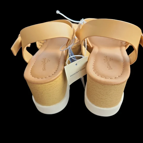NEW Universal Thread Alba Sandals Size 7.5 - Picture 2 of 4